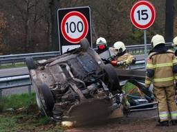 De auto vloog over de kop (foto: Gabor Heeres/SQ Vision Mediaprodukties).