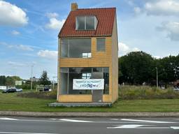 Het spandoek op het Draaiend huis (foto: Agnes van der Straaten). 