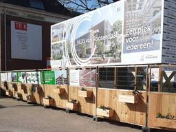 Achter de groene bouwhekken wordt druk gewerkt aan het nieuwe stadskantoor. (Foto: Gemeente Roosendaal)