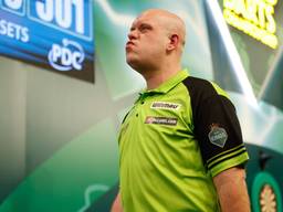 Michael van Gerwen verliest in de kwartfinale van het WK (foto: ANP/EPA/David Cliff).