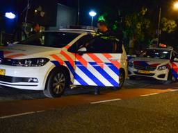 De politie kwam massaal naar de Blasiusstraat in Deurne vanwege de vechtpartij (foto: Walter van Bussel/SQ Vision).