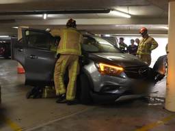 Ouder echtpaar rijdt tegen auto in parkeergarage