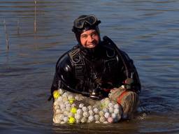 Nickey duikt golfballen op (foto: Omroep Brabant)