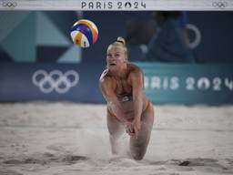 Raisa Schoon duikt naar de bal (foto: ANP 2024/ Louise DelmotteAP Photo).