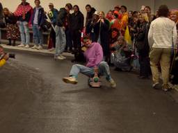 Deze illegale zeepkistenrace in een parkeergarage is traditie in wording