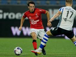 Brian de Keersmaecker (rechts) van FC Eindhoven probeert Boyd Reith de voet dwars te zetten (foto: Orange Pictures).