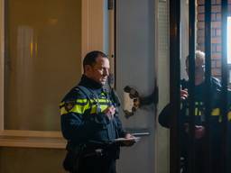 Vuurwerkbom slaat gat in deur van huis in Waalwijk