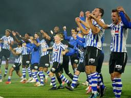 Spelers van FC Eindhoven vieren de overwinning (Foto: OrangePictures)