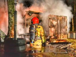 Brand verwoest gebouw van hondenschool Quna in Waalre