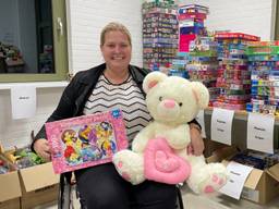 Judith Nuijten tussen de Sinterklaascadeaus (foto: Imke van de Laar).
