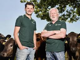 Bart (links) kan niet wachten om de bioboerderij van zijn vader Jan (rechts) op een dag over te nemen (foto: Jan van den Broek).