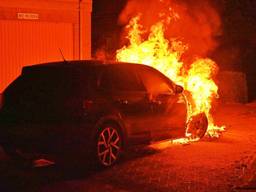 De brandende auto (foto: Rico Vogels/Persbureau Heitink).