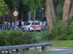 Politie in actie bij het azc (foto: archief).