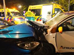 De bestuurders van de auto's in Rijen werden allebei naar het ziekenhuis gebracht