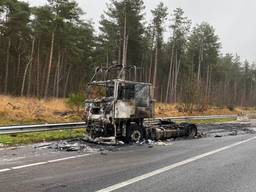 Vrachtwagen met papier uitgebrand op snelweg A67 bij Eindhoven