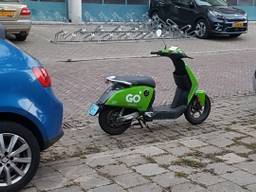 Een scooter in de Berkenstraat in Eindhoven.