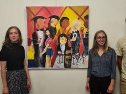 De studenten bij de parodieschilderijen (foto: Cursor).
