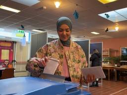 Met weinig slaap, maar frisse moed brengt Esmah Lahlah woensdagochtend haar stem uit (foto: Eva de Schipper).