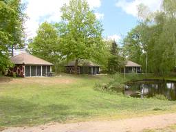 Een vakantiehuis in safaripark de Beekse Bergen (foto: Omroep Brabant).