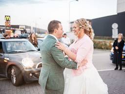 Daan en Mariska Poppelaars deden hun eerste dans op de parkeerplaats van de McDonald's. (foto: Annevdl Fotografie/Shine Moments)