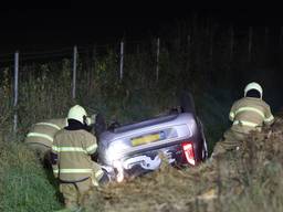 Auto slaat over de kop na botsing op A50 bij Schaijk