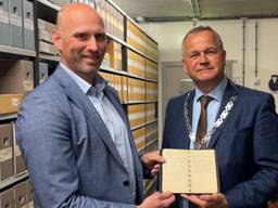 Guus van Puijenbroek (l) en burgemeester Mark van Stappershoef bij deoverdrachte van het bedrijfsarchief (foto: Jan Peels)