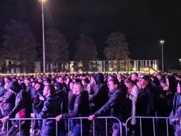 Fans staan dicht op elkaar (foto: Noël van Hooft).