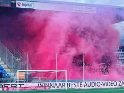 Vuurwerk bij FC Den Bosch-TOP Oss (Instagram Hopperspatz).