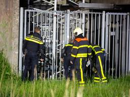 Brandweer en politie bekijken de schade (foto: Christian Traets/SQ Vision Mediaprodukties).