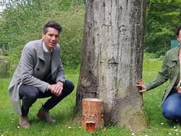 Wethouder Jeffrey van Agtmaal en Kelly Wanrooy zijn blij met de terugkeer van de kabouters. (Foto: Gemeente Woensdrecht)