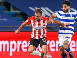 Mario Götze in duel met een speler van De Graafschap (foto: OrangePictures). 