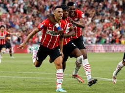 Dolle vreugde bij de PSV'ers na één van de treffers van Zahavi (foto: ANP).