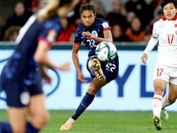 Esmee Brugts haalt uit voor de 6-0 tegen Vietnam (foto: EPA/Ritchie B. Tongo via ANP).