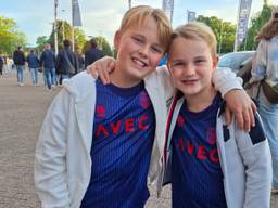Luca en Finn van Oevelen voor het stadion van Willem II (foto: Leon Voskamp).