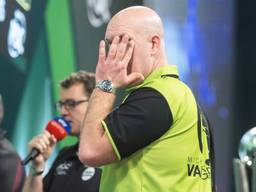 Een balende Michael van Gerwen (foto: PDC, Taylor Lanning).