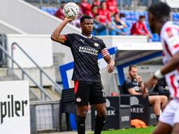 Denzel Dumfries in actie tegen Willem II (foto: Olaf Kraak/ANP).