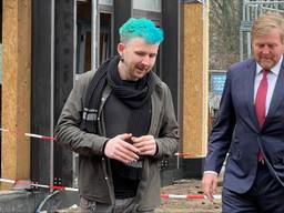 Jochem Kromhout geeft koning Willem-Alexander een rondleiding op de bouwplaats van Boschgaard (foto: Megan Hanegraaf).