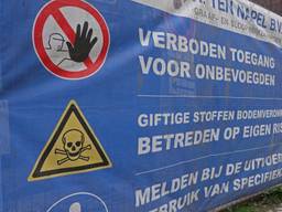 Een verbodsbord vanwege bodemverontreiniging en giftige stoffen (Foto: ANP).