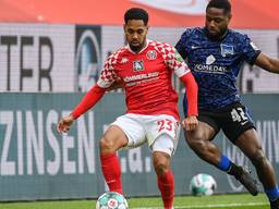 Phillipp Mwene (links) is de derde aankoop van PSV (foto: ANP)