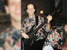 De familie van René de Jong is op zoek naar zijn basgitaar (foto: familie De Jong).