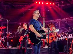 In een nagenoeg leeg Sportpaleis in Antwerpen genoten maandagavond tweehonderd Guus Meeuwis-fans van een intiem mini-concert
