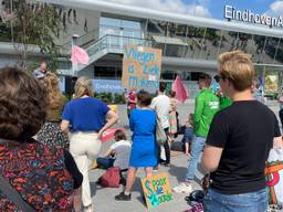 Actievoerders op het plein voor Eindhoven Airport (foto: Imke van de Laar)