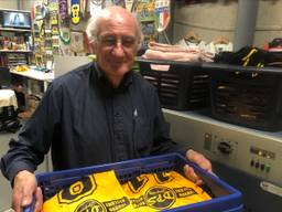 Materiaalman Ben van Bilzen van NAC werkt vijftig jaar bij de club en viert zijn 75e verjaardag. 