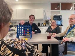 Nick speelt vaak spelletjes met de bewoners van Den Herdgang (foto: Imke van de Laar)