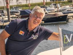 Een trotse eigenaar van het Biesbosch Vaantje,  die daarmee meebetaalt aan het onderhoud in het natuurgebied (foto: Stichting Biesbosch Vaantje)