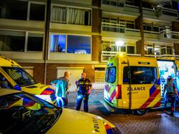 Ambulance en politie bij het flatgebouw waar de steekpartij was (foto: SQ Vision).