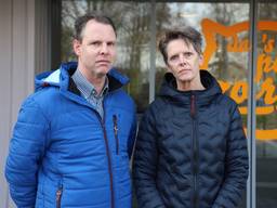 De vader van Janneke en Bart heeft nog een paar dagen te leven, maar door strenge maatregelen mag hij zijn kinderen niet ontvangen in zijn woning.