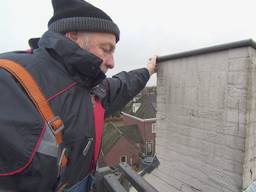 Buurtbewoner Henny Martens voelt aan de schoorsteen (foto: Omroep Brabant).