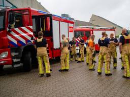 Tientallen brandweerlieden vertrekken naar Limburg om te helpen (foto: Walter van Bussel/SQ Vision)