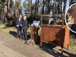 In Riel is zaterdagmiddag een monument onthuld om vijf bemanningsleden van een oorlogsvliegtuig te herdenken. Hun toestel stortte in 1942 neer. De vijf mannen uit Nieuw-Zeeland overleefden de crash niet.